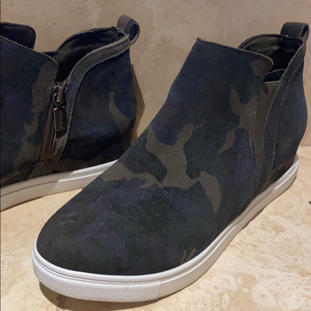 Blondo Waterproof Camo Wedge Sneaker sz 9